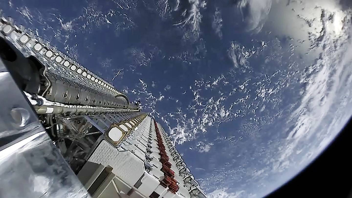 Satélites Starlink apilado antes de su despliegue en mayo de 2019.Fuente: SpaceXdfd