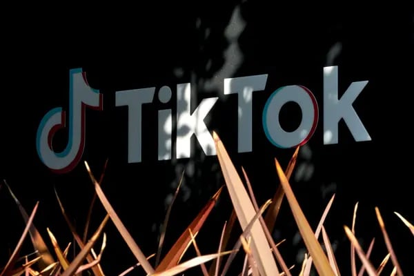 Cartelería en el exterior de las oficinas de TikTok Inc. en Culver City, California, EE.UU.