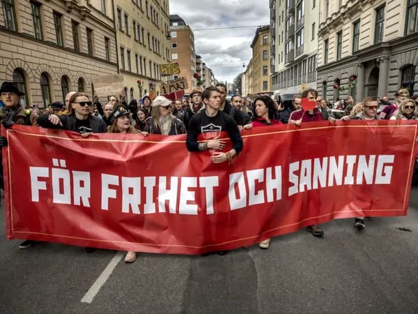 Manifestantes marchan en las calles para protestar contra los cierres y restricciones en relación con la pandemia de Covid-19, el 1 de mayo de 2021 en Estocolmo, Suecia.