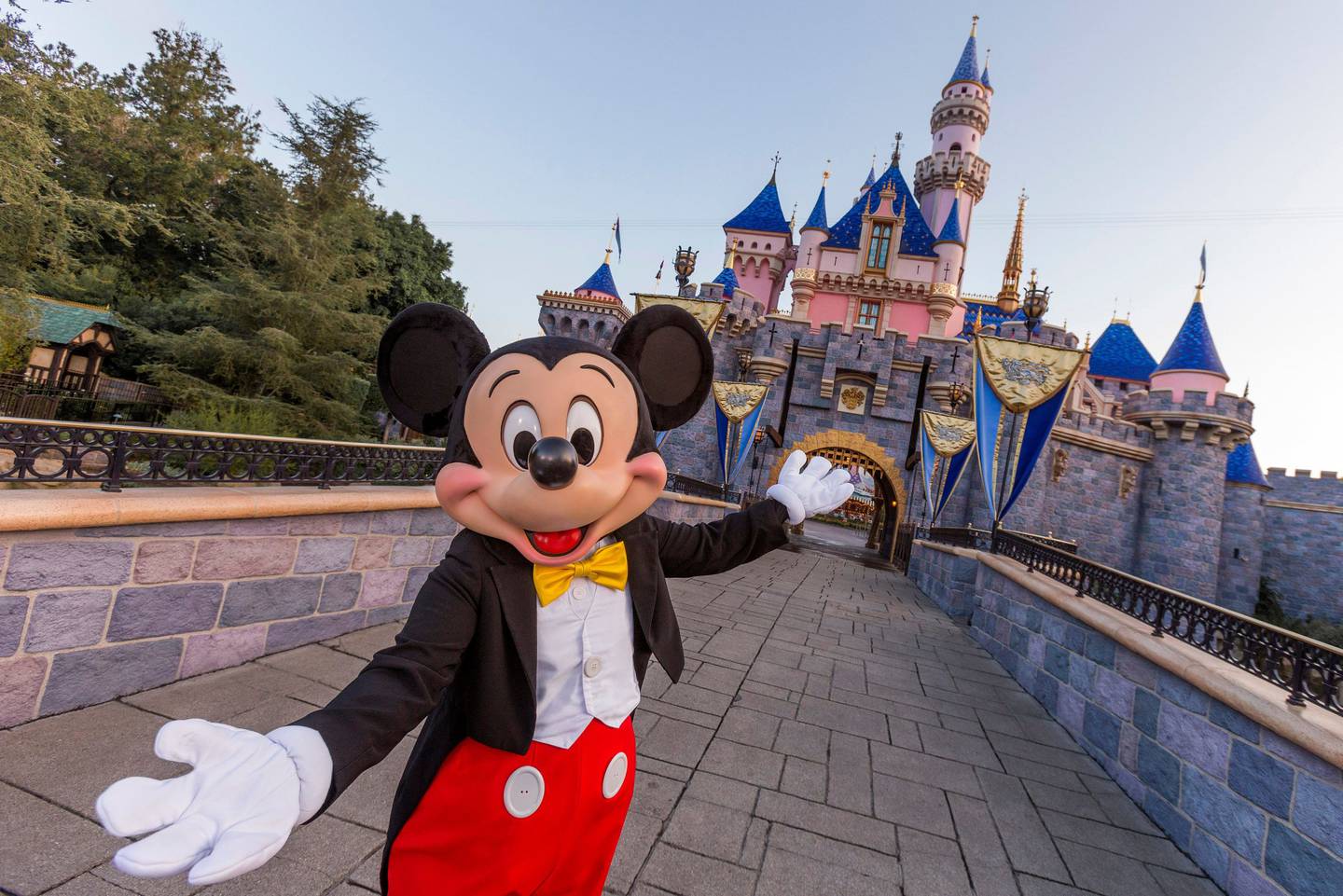 ANAHEIM, CA - 27 DE AGOSTO: Mickey Mouse posa em frente ao Castelo da Bela Adormecida no Disneyland Park em 27 de agosto de 2019 em Anaheim, Califórnia. A Disneyland planeja reabrir em 30 de abril de 2021. (Foto Joshua Sudock/Walt Disney World Resorts via Getty Images)