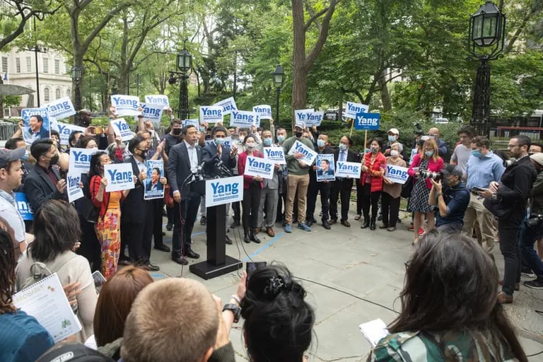 Andrew Yang, candidato a la alcaldía de Nueva York, habla durante un mitin de campaña en el City Hall Park de Nueva York, Estados Unidos, el lunes 24 de mayo de 2021. dfd