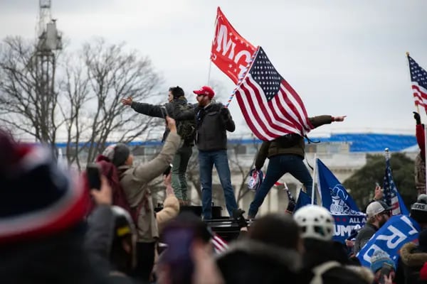 Manifestantes entran en el Capitolio de EE.UU. después de romper las vallas de seguridad durante una protesta en Washington, D.C., EE.UU., el miércoles 6 de enero de 2021.