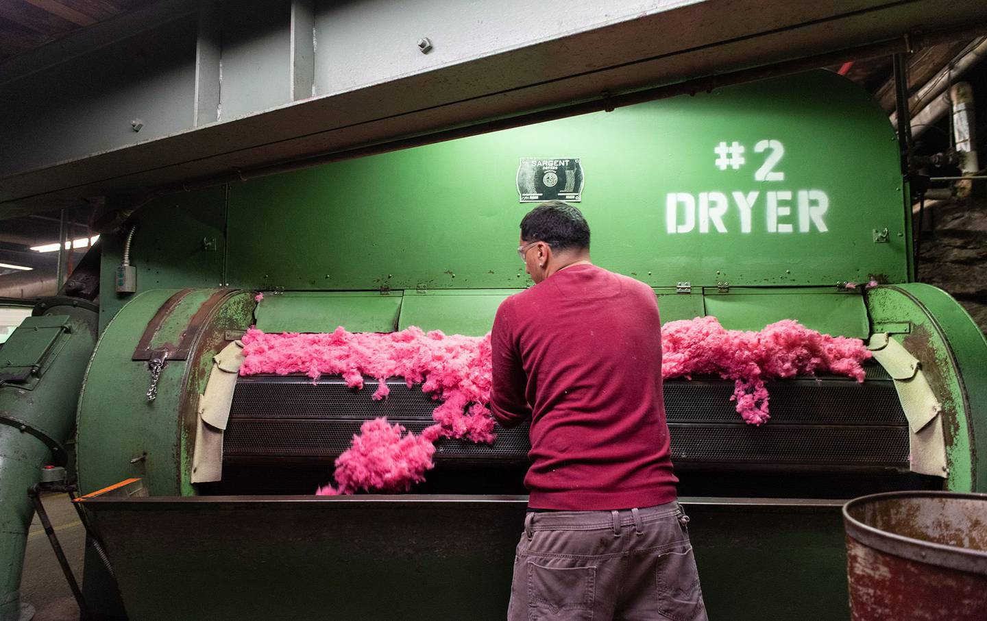 Un trabajador comprueba la fibra teñida seca en una casa de tintes en bruto en Filadelfia, Pensilvania. Fotógrafo: Hannah Yoon/Bloomberg