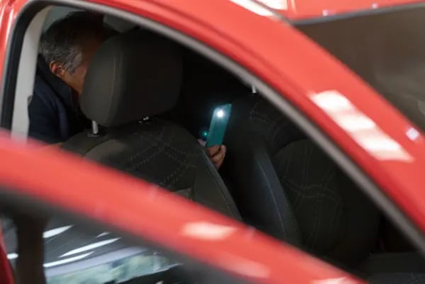 Un cliente inspecciona un vehículo en una concesionaria de autos nuevos en Ciudad de México.