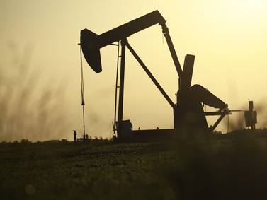 Petróleo cae a nivel más bajo desde febrero con posible acuerdo nuclear con Irándfd