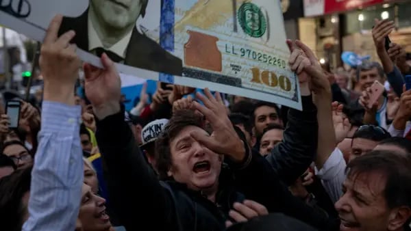 Milei debería dolarizar la economía argentina de una vez, dice quien lo hizo en Ecuadordfd
