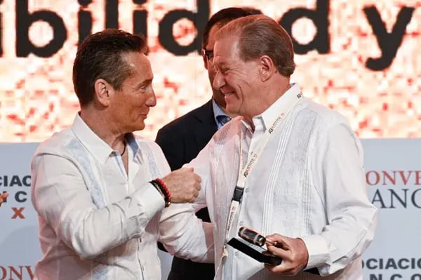 Daniel Becker, CEO de Mifel, (izquierda), y Julio Carranza, CEO de Banco Coppel y presidente de la ABM (derecha), durante la transmisión del mazo de mando en la Convención Bancaria 2023.