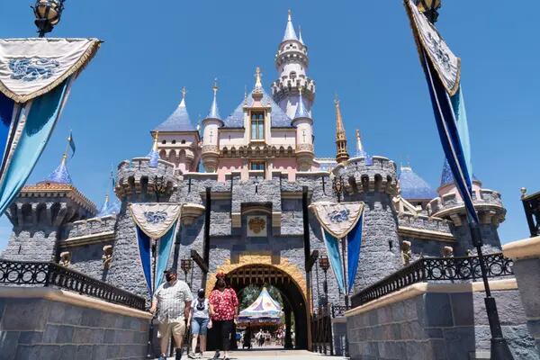 O lucro da divisão de parques da Disney subiu seis vezes para US$ 2,17 bilhões no trimestre mais recente.