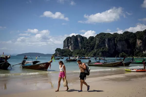 Turistas em praia na Tailândia: Airbnb espera crescimento de 20% nas viagens na plataforma no primeiro trimestre