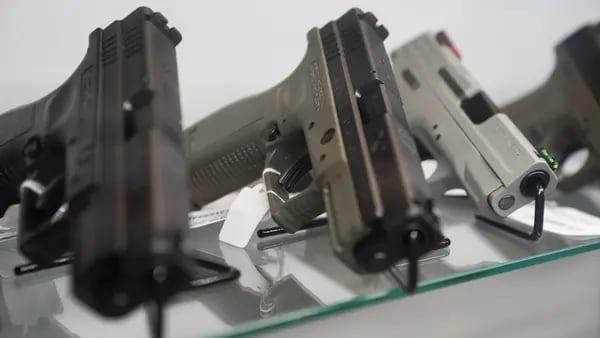 México demanda a fabricantes de armas en EE.UU. por contribuir a tráfico ilegaldfd