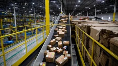 Los paquetes se mueven a lo largo de una cinta transportadora en un centro logístico de Amazon en Robbinsville, Nueva Jersey, EE. UU., el lunes 29 de noviembre de 2021.