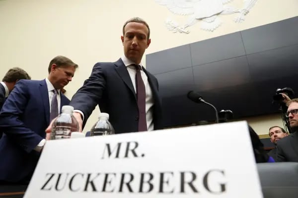 El cofundador y CEO de Facebook, Mark Zuckerberg, llega para testificar ante el Comité de Servicios Financieros de la Cámara de Representantes en el edificio Rayburn House Office Building en el Capitolio el 23 de octubre de 2019 en Washington, DC.