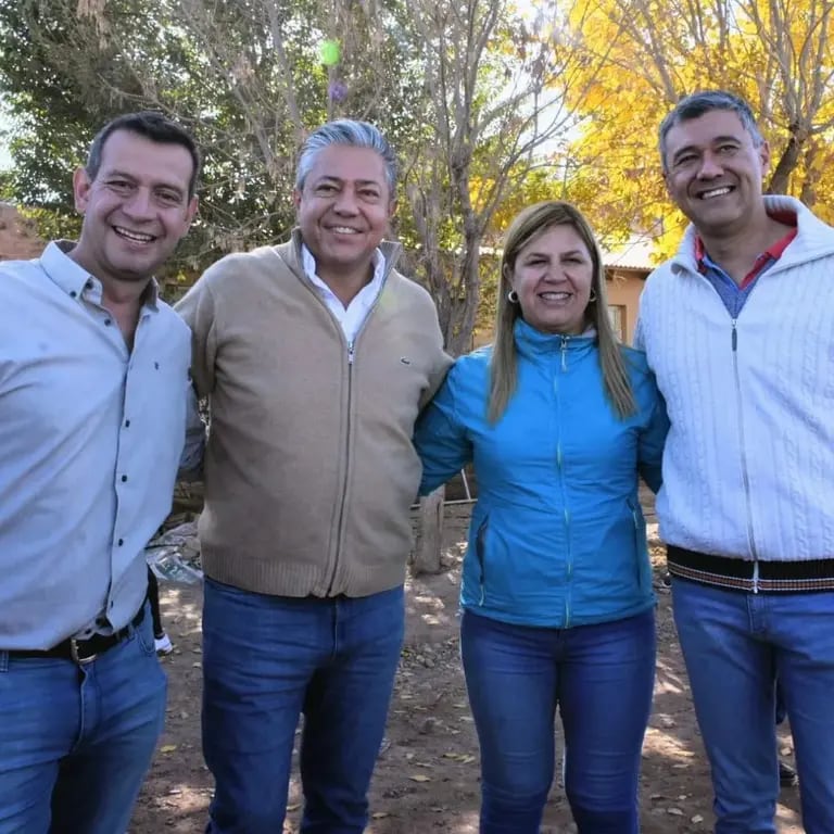 Gobernador electo de Neuquén acompañado por el actual intendente de Añelo y el intendente electo (Fuente: Facebook Fernando Banderet)dfd