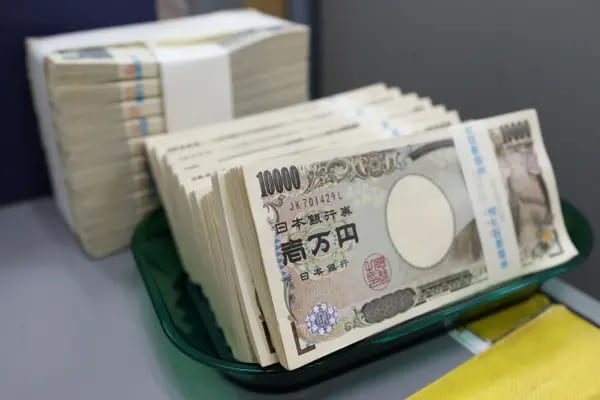 Billetes de 10.000 yenes  sobre una bandeja en una sucursal del banco Resona en Tokio, Japón.