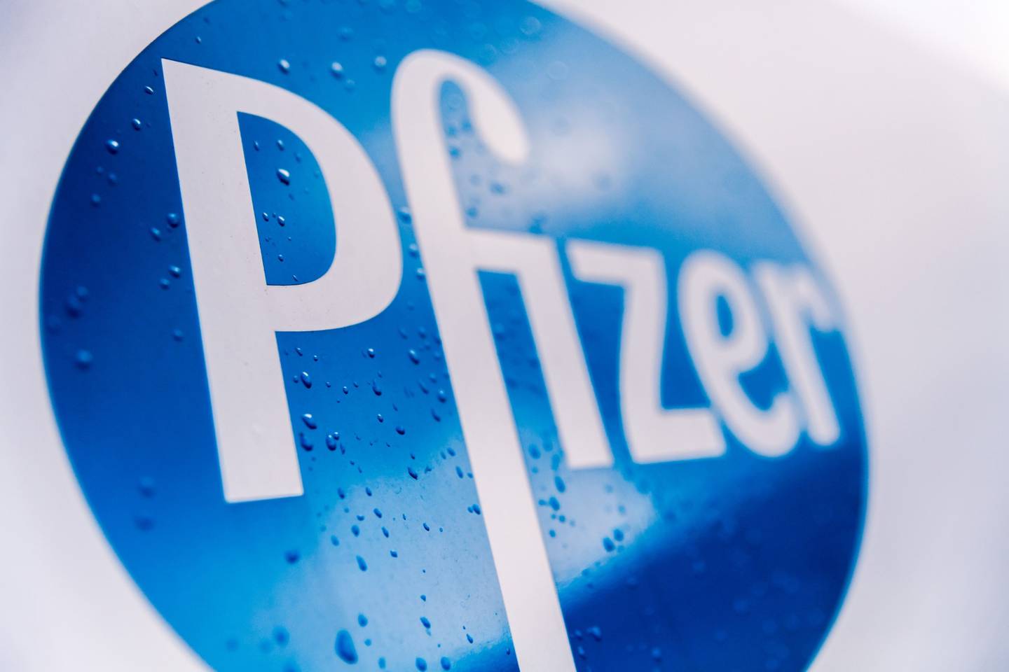 El logo de Pfizer en una instalación en Bélgica