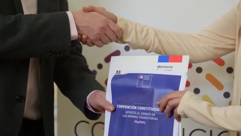 Constituyentes entregan borrador de Constitución al ministro de Segpres, Giorgio Jackson, en mayo de 2022. Foto: Convención Constitucional de Chile.dfd