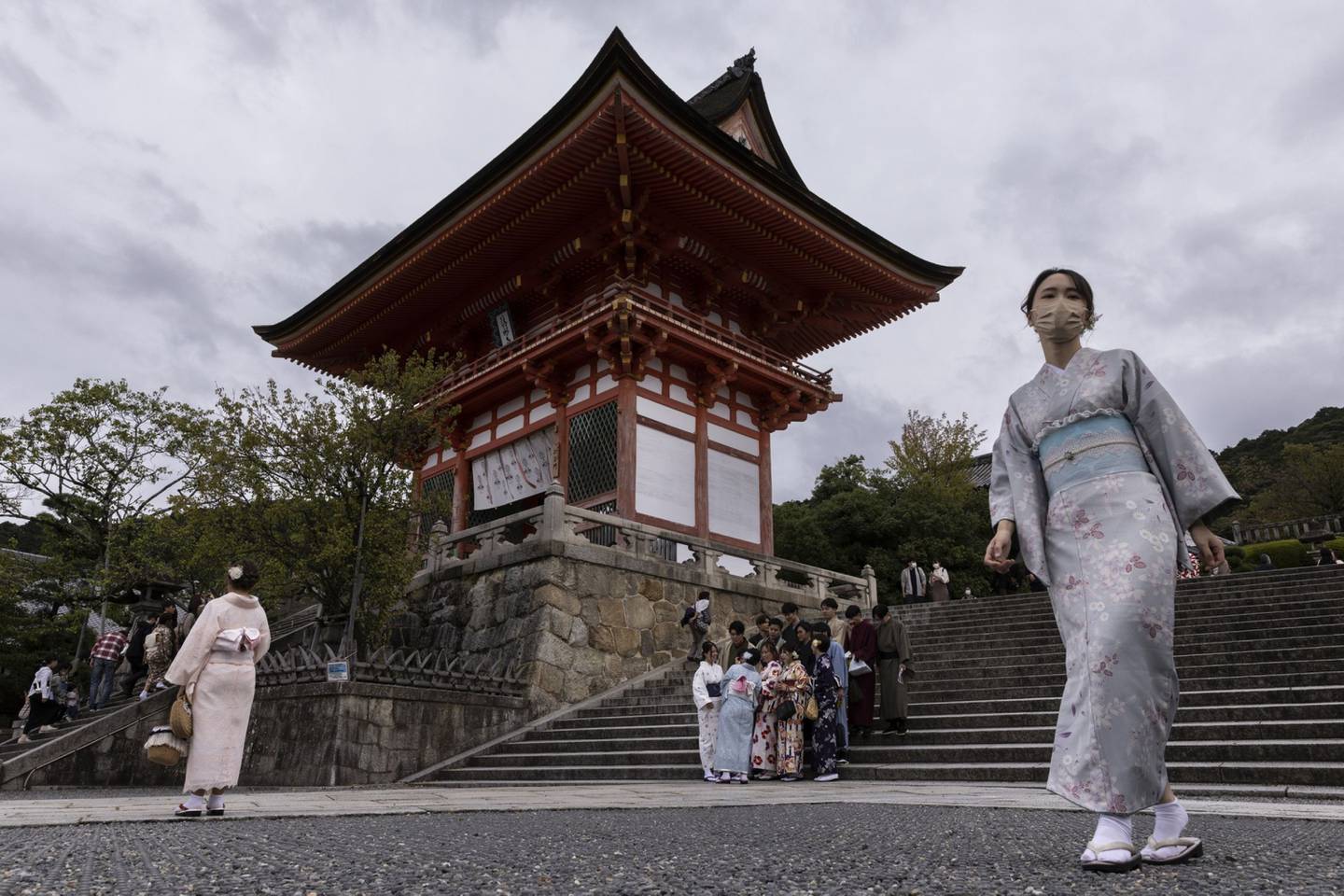 Turistas vestidos con trajes tradicionales japoneses caminan frente al templo Kiyomizu, en Kioto, el 8 de octubre.