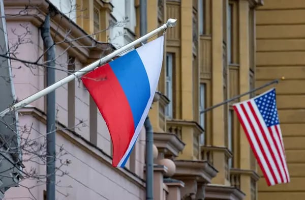 Banderas rusa y estadounidense
