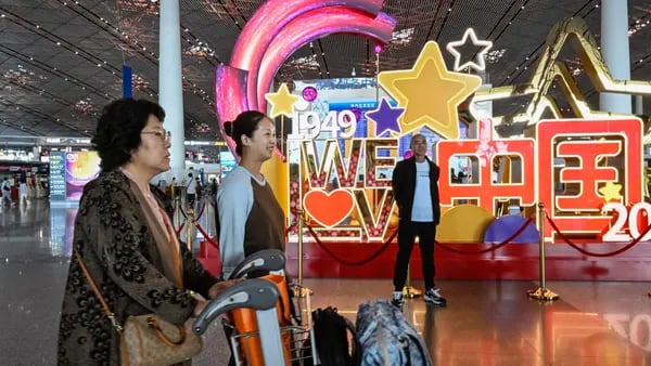 Chineses voltam a fazer viagens internacionais em massa e gastos pressionam o yuandfd