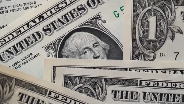 Dólar hoje: moeda americana recua a R$ 4,93 com apetite global ao riscodfd