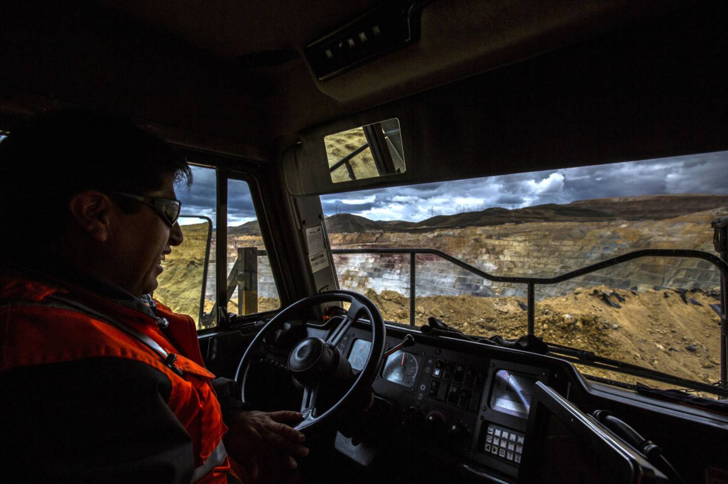Un trabajador conduce un camión volquete en la mina de oro Yanacocha en Cajamarca, Perú, el viernes 16 de octubre de 2015.dfd