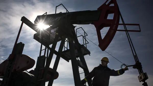 Petróleo amplia salto em meio a crises no Mar Vermelho e na Opepdfd