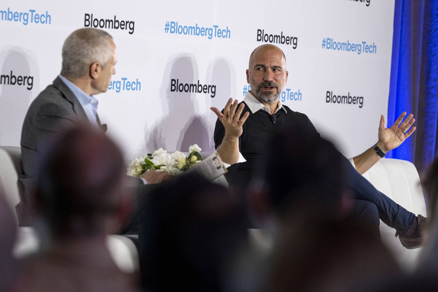 Dara Khosrowshahi, CEO da Uber (à direita), no evento BloombergTech em São Francisco: parceria com a Waymo em caminhões autônomos