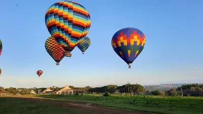Balões ganham altitude nos primeiros minutos de voo em Boituva
