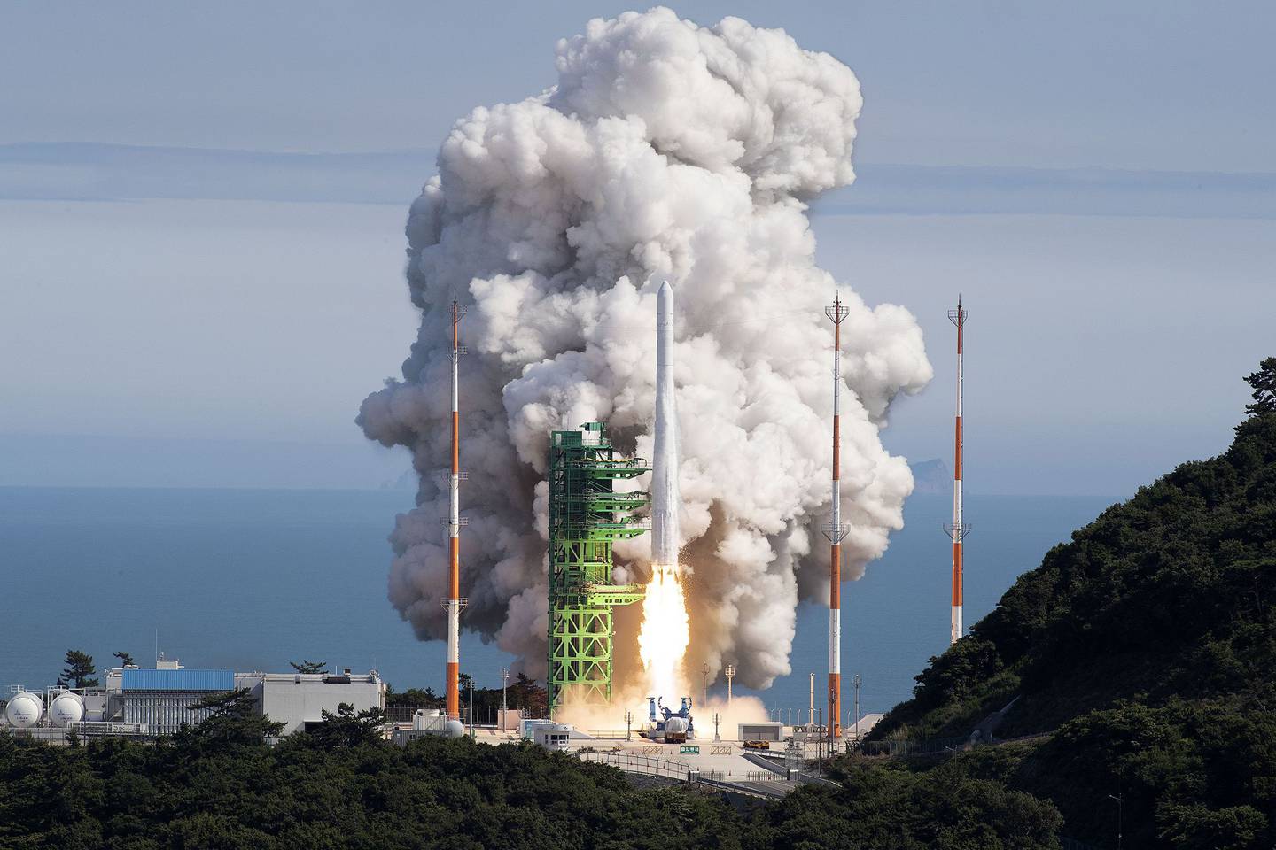 Un cohete espacial despega en el Centro Espacial de Naro en Goheung-gun, el 21 de junio de 2022.
