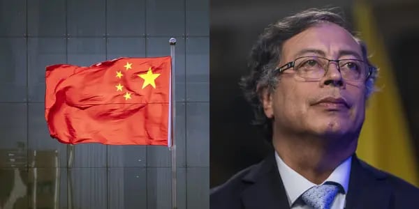 La bandera de China y el presidente colombiano, Gustavo Petro.