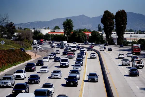 Tráfico en la autopista 405 de Los Ángeles, California, EEUU, el martes 2 de abril de 2024.