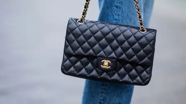 Chanel busca novos limites e sobe preço de bolsa mais conhecida para € 10.300 dfd