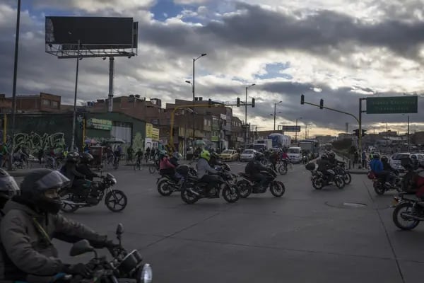 Personas con máscaras protectoras conducen motocicletas por la Avenida Ciudad de Cali en Bogotá, Colombia, el jueves 27 de agosto de 2020.