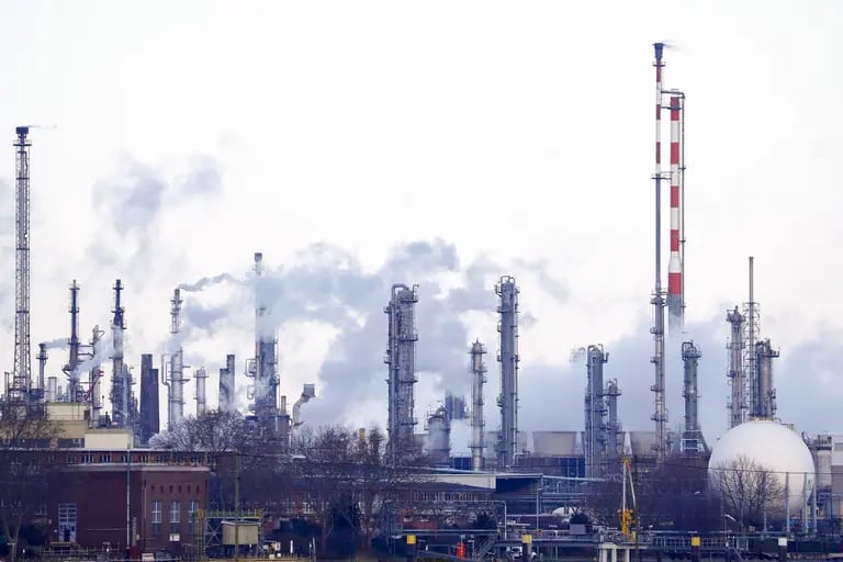 BASF, el mayor fabricante de productos químicos de Europa, podría reducir su producción debido al aumento del coste del gas, que se utiliza como materia prima en la producción y para generar electricidad.dfd