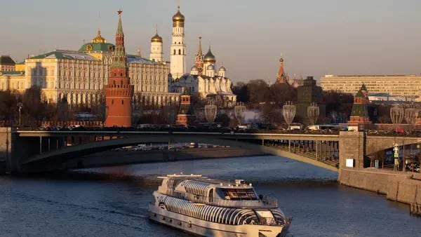 Rusia caería en “default” si paga con rublos cupones en dólares, según Fitchdfd