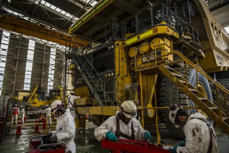 Technicians perform maintenance on heavy machinery at the Ferrobamba pit, one of the three pits that will be mined by MMG Ltd.'s Las Bambas, in the Challhuahuacho district of Peru, on Monday, Jan. 23, 2017. Peru posted its biggest trade surplus in five years in December, as rising copper output and higher prices boosted exports. The South American country last year overtook China to became the world's biggest copper producer after Chile, allowing it to record its first annual trade surplus in three years. Photographer: Dado Galdieri/Bloombergdfd