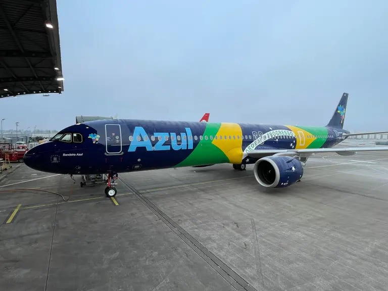 Azul Linhas Aéreas confirmou que tem registrado um aumento no número de dispensas médicas entre seus tripulantes diante da nova onda de casos de Covid-19 no Brasil e no mundo dfd