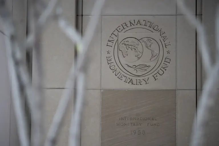 El FMI finalizó la quinta y la sexta revisión del programa con Argentina.dfd