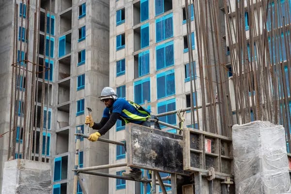 Un trabajador durante la construcción en el proyecto de vivienda Paraíso Central en Cali, Colombia, el miércoles 5 de enero de 2023.