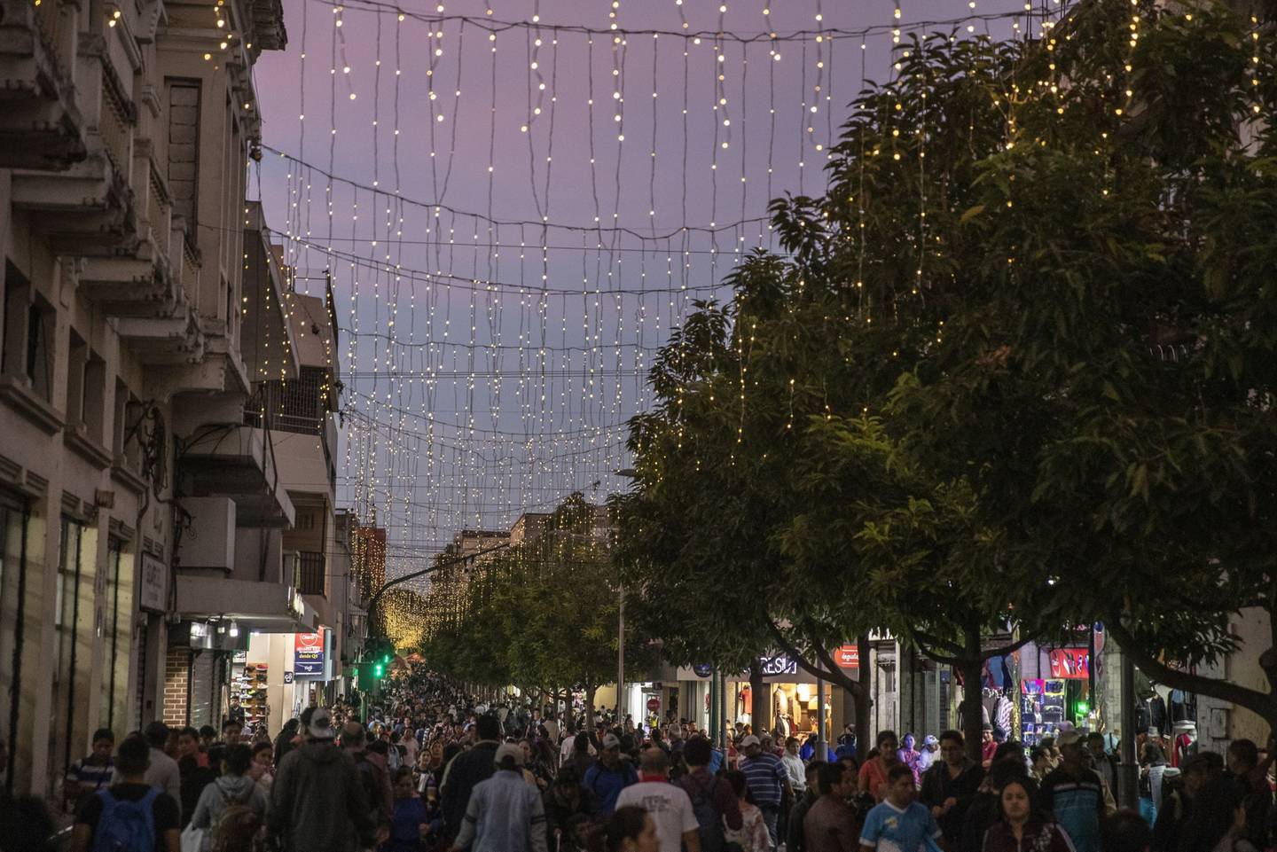 La Sexta Avenida de la zona 1 es una de las más concurridas donde guatemaltecos gastan parte de su aguinaldo en compras navideñas.