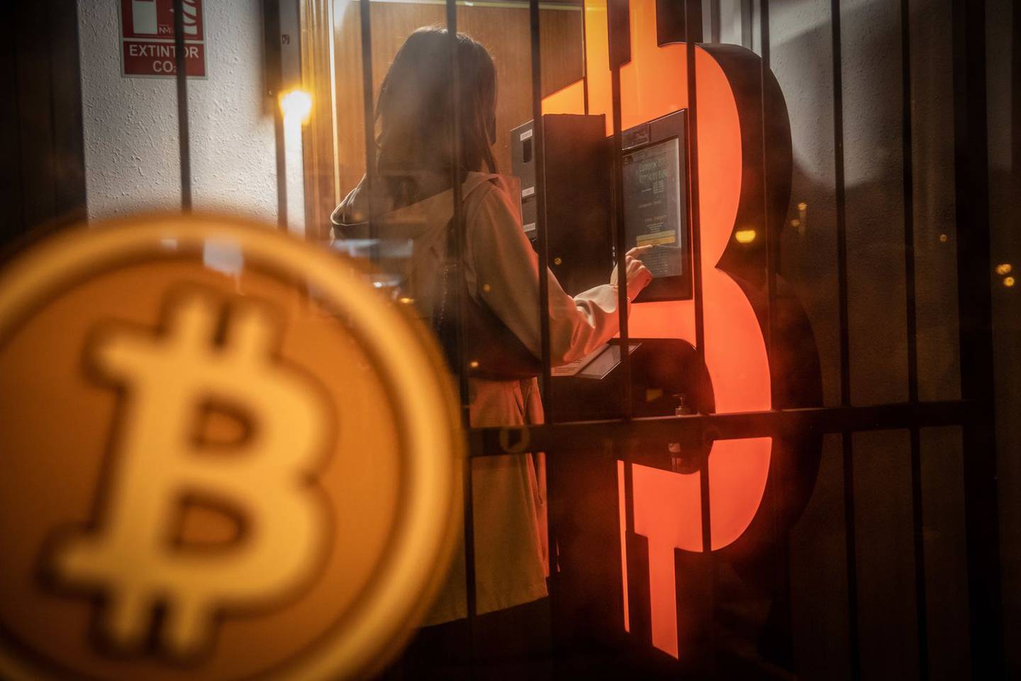Bitcoin, la mayor moneda digital del mundo, se disparó hasta su último récord en noviembre antes de una reciente caída. Ángel García/Bloomberg