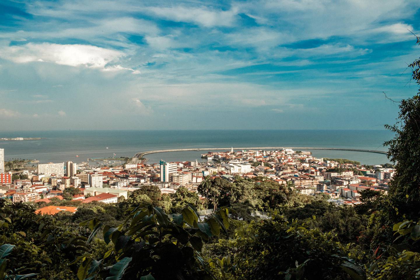 Ciudad de Panamá, un contraste de bosques y rascacielos.  Para la CAF el mercado del carbono ofrece una oportunidad histórica para que la región se consolide como un actor imprescindible en la agenda climática global, gracias a su capacidad única para ofrecer soluciones basadas en la naturaleza.