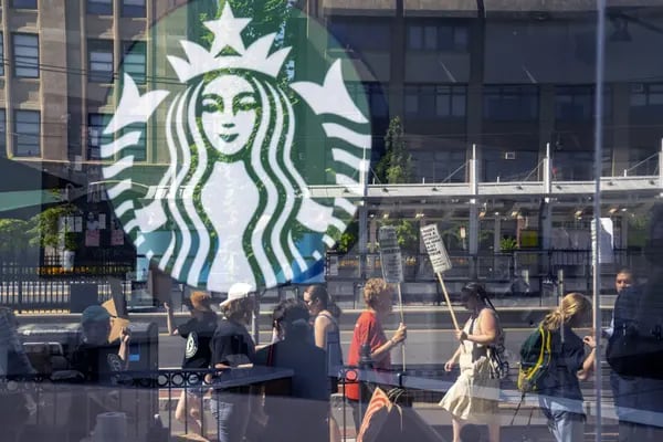 Alsea prepara la apertura de 613 unidades para 2025. Estas nuevas unidades estarán enfocadas en sus marcas más rentables, que son Starbucks y Domino’s.