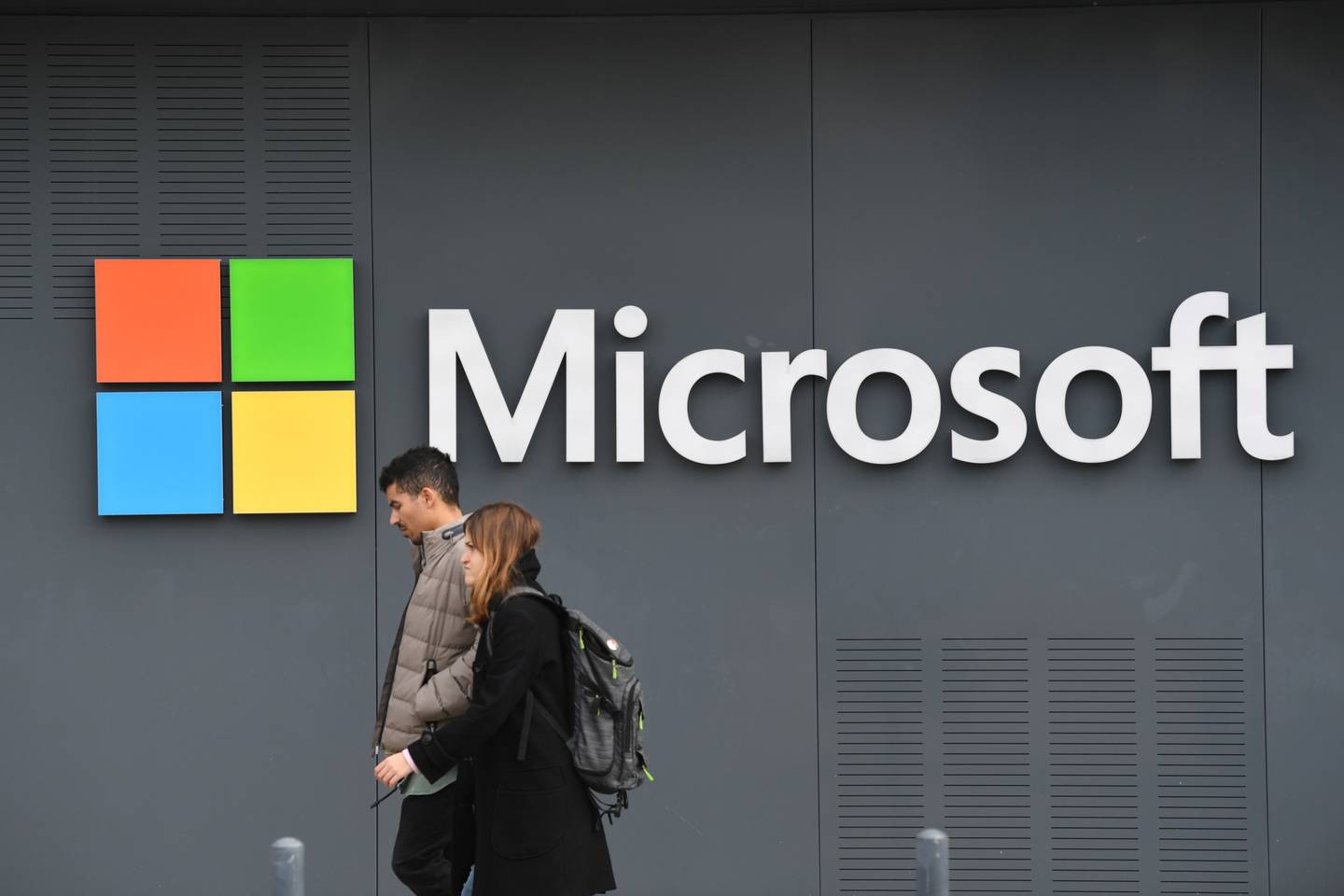 Un cartel de Microsoft Corp. en la oficina de la compañía en el distrito central de negocios de Lisboa, Portugal, el martes 27 de diciembre de 2022.