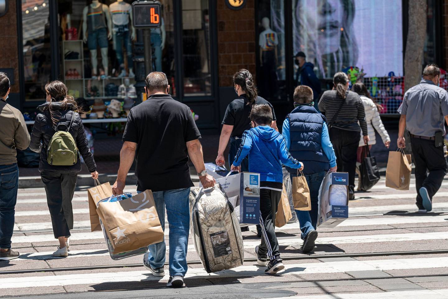 Personas llevan bolsas de compra en San Francisco, California, el jueves 10 de junio de 2021. Los precios pagados por los consumidores estadounidenses subieron en mayo más de lo previsto, extendiendo una acumulación de inflación de meses que corre el riesgo de afianzarse a medida que la economía se fortalece.