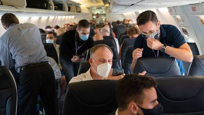 Mandato de máscara em aviões e trens nos EUA é derrubado por juíza federaldfd