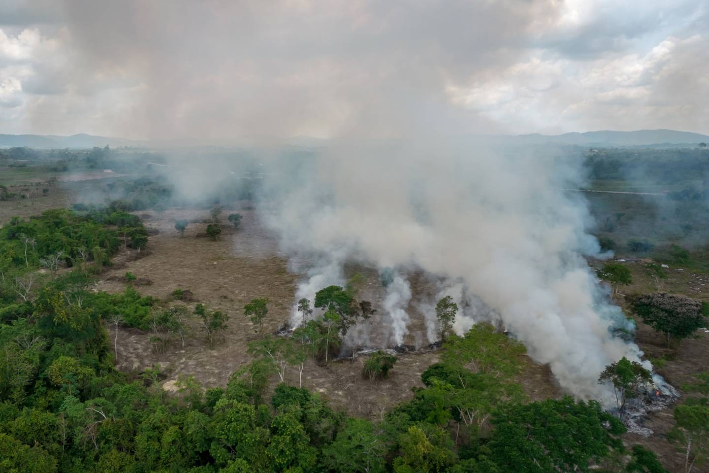 Un incendio arde en la selva amazónica cerca de Ourilandia do Norte, estado de Pará, Brasil, el jueves 30 de septiembre de 2021.