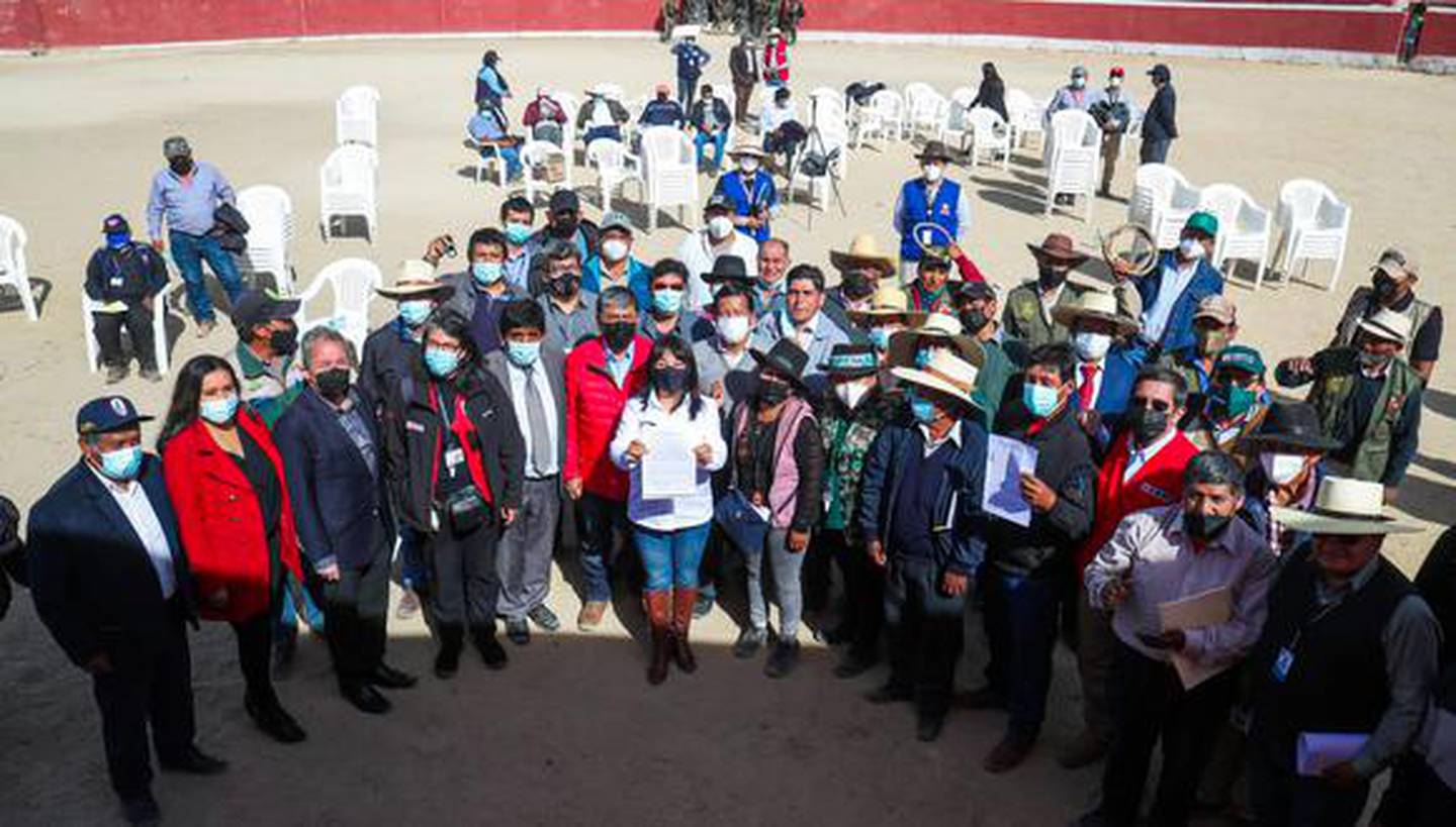 Mirtha Vásquez firmó un acuerdo con comunidades de Ayacucho ratificando el cierre de las unidades mineras en su región.dfd