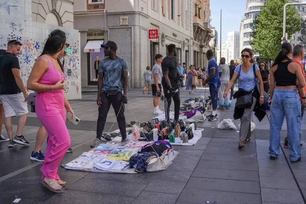 Vendedores ambulantes muestran sus productos en la Gran Vía en el centro de Madrid, España, el miércoles 30 de agosto de 2023. Fotógrafa: Manaure Quintero/Bloomberg