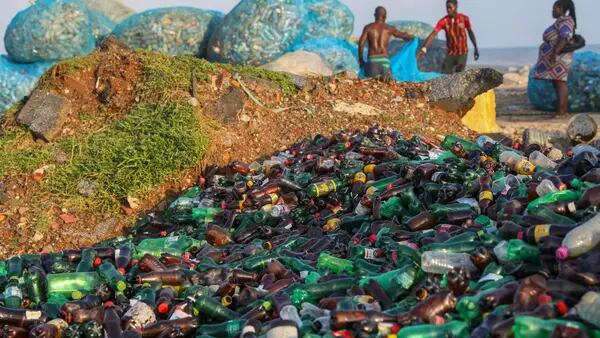 El mundo se ahoga ante la contaminación por plásticos: ¿habrá una solución?dfd
